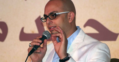 أحمد مراد عن ستيفن هوكينج: العجز لم يكن بالجسد بل فى الفكر