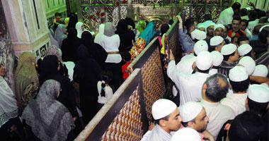 فى الليلة الختامية لمولد السيدة نفيسة.. الطرق الصوفية تؤيد "القصبى" و"الطيب".. و"ساويرس" يقيم خيمة للترويج لحزبه.. وياسين التهامى وطارق عبد الباسط يجذبان المريدين