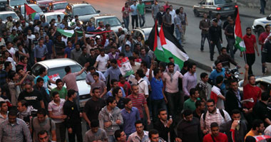 استمرار اعتصام المئات أمام منفذ كوبرى السلام بالقنطرة 