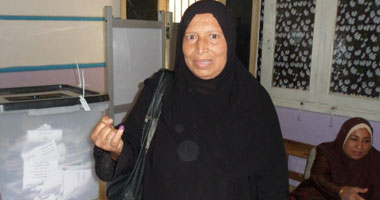 بالصور.. والدة أول شهيد بالثورة المصرية فى السويس تدلى بصوتها