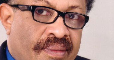 "تاج السر" يعد كتابًا حول تجاربه الثقافية والحياتية لنشره فى مصر