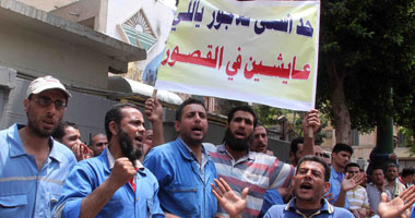 عمال شركات الكهرباء يتظاهرون أمام "الوزراء" للمطالبة بالمكافآت 
