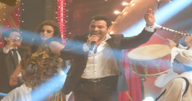 بالصور.. درة ترقص مع المطرب الشعبى أيمن راتب فى مسلسل "مزاج الخير"