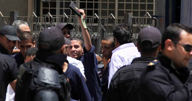 بالصور.. فرحة عارمة بعد إخلاء سبيل 6 من أهالى البلاك بلوك 