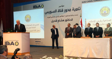 قنديل: الحكومة ماضية فى قرض البنك الدولى.. ووحدات أمنية فى المناطق الصناعية 