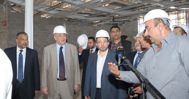 قنديل يلتقط الصور التذكارية مع السائحين ويدعوهم لزيارتها مرة أخرى