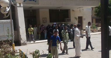 وقفة أمام مجلس مدينة ملوى احتجاجا على توزيع المساكن
