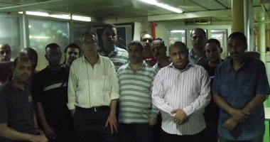 مالك "وادى النيل” يمنع الطعام عن البحارة بخليج السويس ويقدم بلاغاً ضدهم