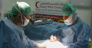 رئيس "جراحة التجميل" بطب الزقازيق يجري 9 عمليات لجرحى الثورة اليمنية  