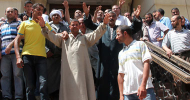 وقفة لأهالى بندار الشرقية أمام محطة كهرباء جرجا اعتراضا على انقطاع التيار