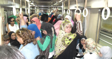 نداء راكبات مترو الأنفاق: النجدة.. رجل فى عربتى