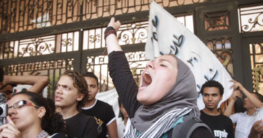 مسيرة الطلاب تتجه إلى وزارة التربية والتعليم وتهتف: "ارحل يا وزير"