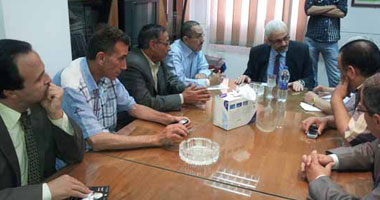 بالصور.."عبد العزيز" يجتمع بقيادات قصور الثقافة