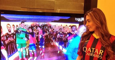 اللبنانية يارا تنشر صورة لها مرتدية "تيشرت" برشلونة
