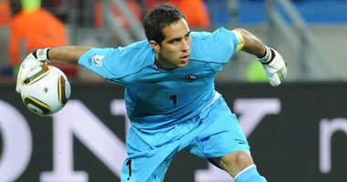 برشلونة يقدم حارس مرمى تشيلى لوسائل الإعلام يوم الاثنين