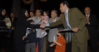 "مسرحية ورد الجناين" تكرم أسرة الشهيد أحمد بسيونى