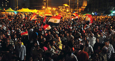 منصة التحرير تهتف ضد "العسكرى" وتطالب بإسقاط المكمل 