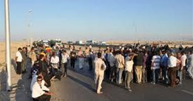 أهالى جزيرة جرجا بسوهاج يشعلون النار أمام مجلس المدينة