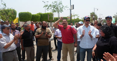 احتجاج العاملين بالمواقف ومعلمى رياض الأطفال بالسويس