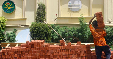 "الإخوان" تشيد سورًا حول مكتب الإرشاد