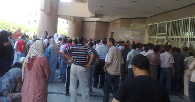 تظاهر العاملين بجامعة المنصورة ومحاولات لاقتحام مبنى الإدارة