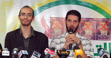"التغيير السلمى" تسلم تمرد استماراتها لسحب الثقة من "مرسى"