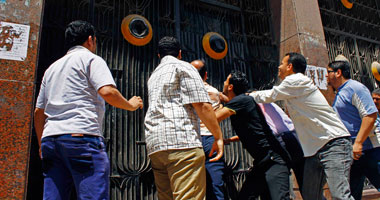 معلمو الإسكندرية يتظاهرون والمحافظ  يتوجه إليهم للتفاوض معهم