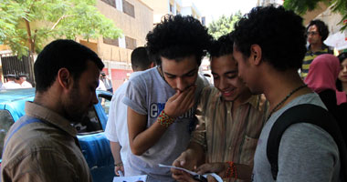 ولا يزال مسلسل الغش مستمرا.. طلاب الدور الثانى للثانوية العامة ينجحون فى تسريب ورقة أسئلة "العربى" بعد ساعة من بدء الامتحان.. و"التعليم": حددنا هوية المسئولين ونقل لجنة كرداسة بسبب الاضطرابات الأمنية 