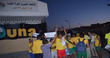 وقفة احتجاجية لجماهير الجونة أمام اتحاد الكرة بالغردقة
