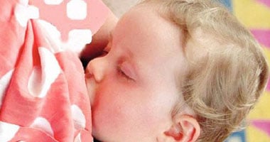 السكريات المتواجدة فى حليب الأم تحمى طفلها من العدوى