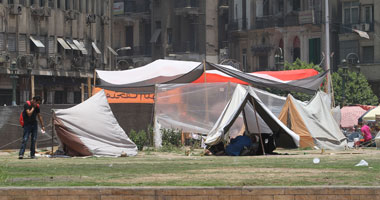 القوى الثورية تبدأ اعتصامها فى "التحرير" بـ33 خيمة.. وأعلام مصر تخيم على الميدان.. ولجان شعبية لتأمين المداخل.. و"تمرد" تواصل جمع التوقيعات.. ورئيس حزب الغد يؤكد: استقطاب "مرسى" لـ"السيسى" خاطئ