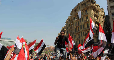 متظاهرو التحرير يقرءون الفاتحة على أرواح شهداء 25 يناير