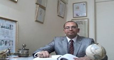 أحمد شاهين يبين التوافق بين مواليد برجى الحمل والثور 