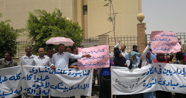 وقفة احتجاجية للعاملين بـ"التأمين الصحى" بالبحر الأحمر