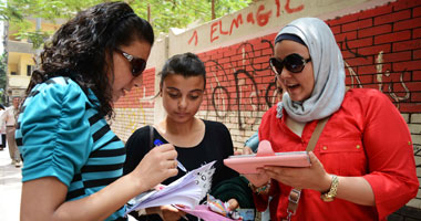  طلاب المرحلة الأولى للثانوية يؤدون امتحان اللغة العربية