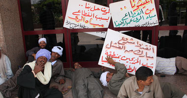 بالصور.. اعتصام 600 من"شباب الخريجين"بالمنيا أمام "الرى"