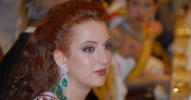 "معاريف" تؤكد إهداء زوجة ملك المغرب "عقد ألماس" نادر لـ "ليفنى"