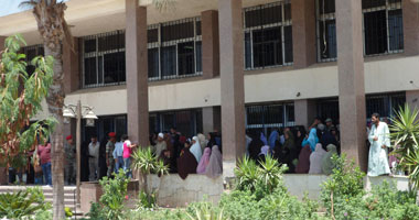   العشرات يتجمعون أمام محافظة السويس للمطالبة بوحدات سكنية 