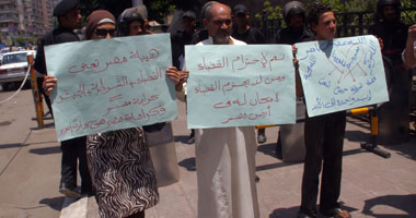 وقفة أمام مجلس الدولة خلال نظر جلسة رد قاضى التأسيسية