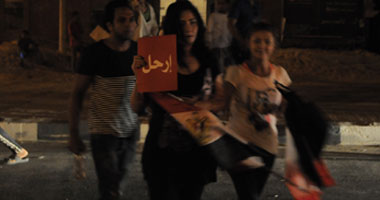بالصور.. متظاهرون يرفعون الكارت الأحمر للرئيس أمام منزله بالتجمع
