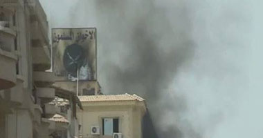متظاهرو "الإرشاد" ينظمون مظاهرة أعلى المقر بعد معاودة اقتحامه