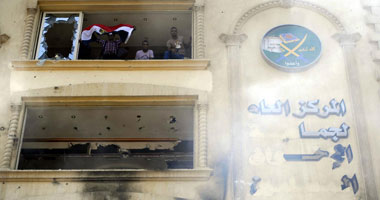 كيف حول الإخوان مؤسسة الرئاسة إلى لجنة نوعية داخل التنظيم.. أهدروا دور المؤسسات التشريعية والتنفيذية واحتكموا للمرشد.. مكتب الإرشاد كان الحاكم الفعلى للدولة.. وشهد خروج أهم وأدق القرارات ومحاولات فرض السيطرة