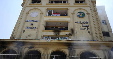 مدرعة للشرطة تطوف محيط مكتب الإرشاد لتأمينه
