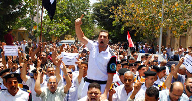 أهالى الإسكندرية بعد تشييع جنازة شهيد العريش: "يا سيسى خد قرارك"