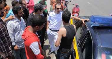 سيارة شرطة تجوب اعتصام "الاتحادية" لتأمين المتظاهرين