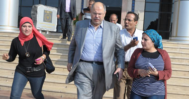 الوزراء المستقيلون يودعون بعضهم بالأحضان