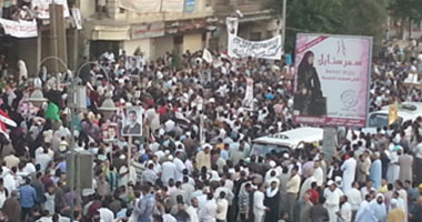 تجمع عدد من مؤيدى مرسى أمام مسجد الصالحين بالإسماعيلية
