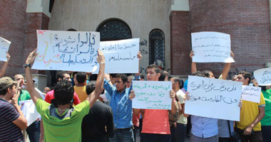 وقفة لطلاب الثانوية العامة أمام إدارة وسط التعليمية بالإسكندرية 