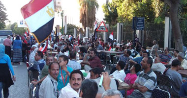 متظاهرو أسيوط يقيمون إفطارًا جماعيًا فى مليونية "دعم الجيش"