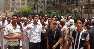 تظاهر موظفى هيئة الأوقاف بالدقى احتجاجا على تدنى الأجور